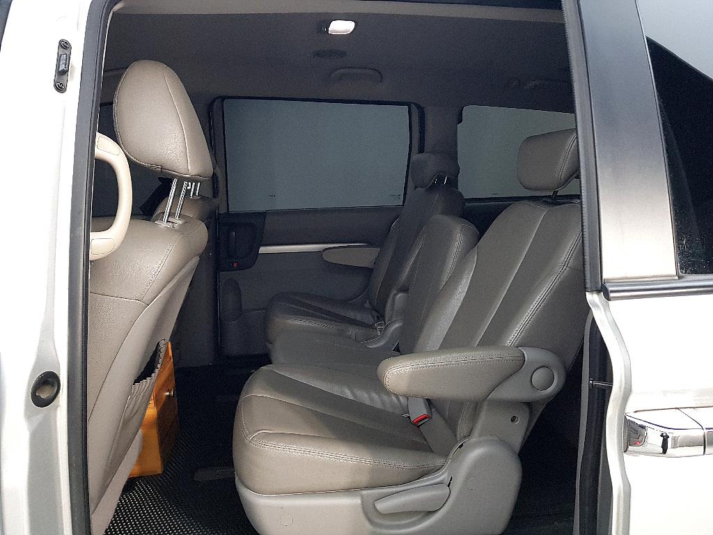 KIA Carnival - Vista 9