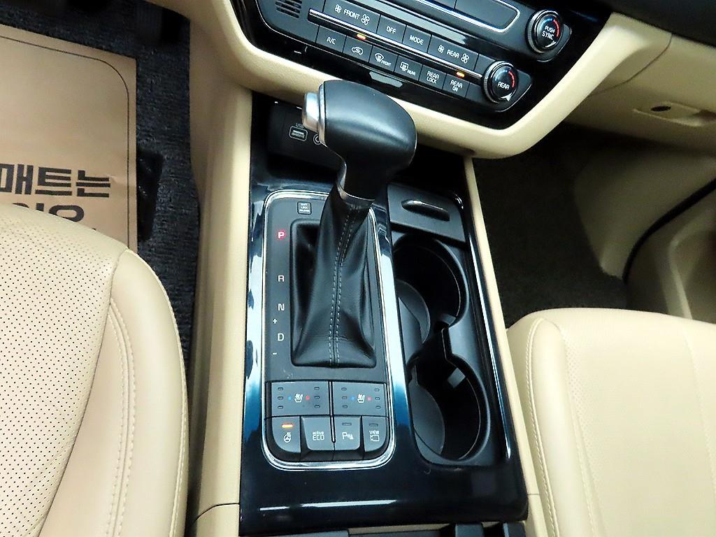 KIA Carnival - Vista 10