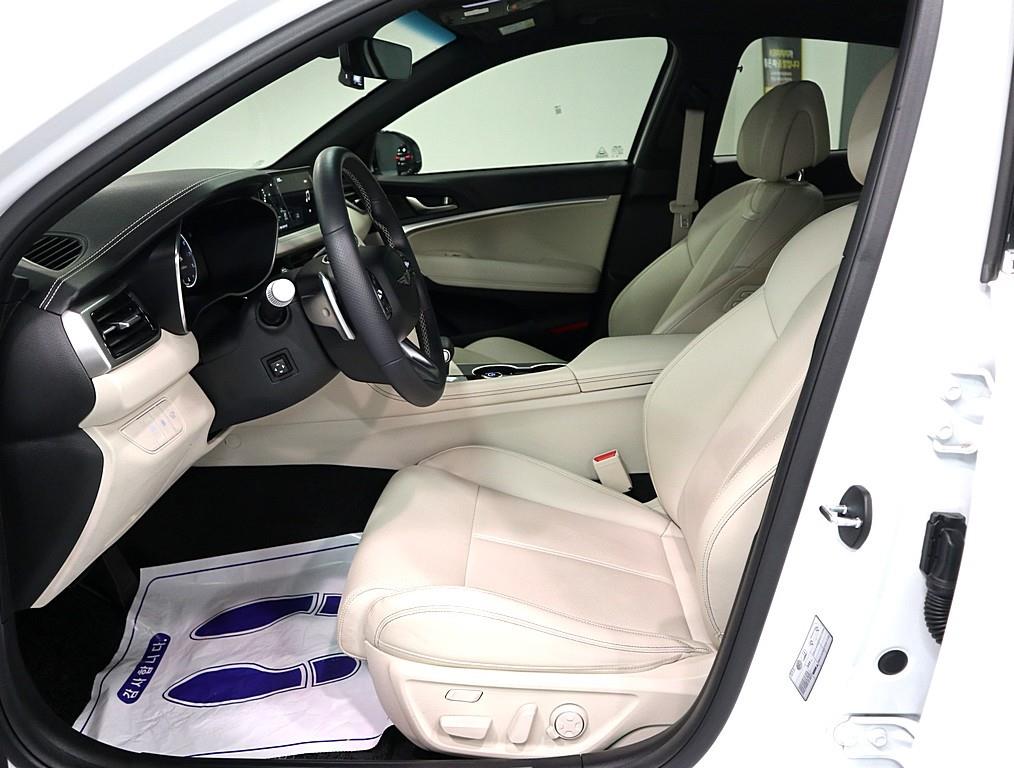 Genesis G70 - Vista 9