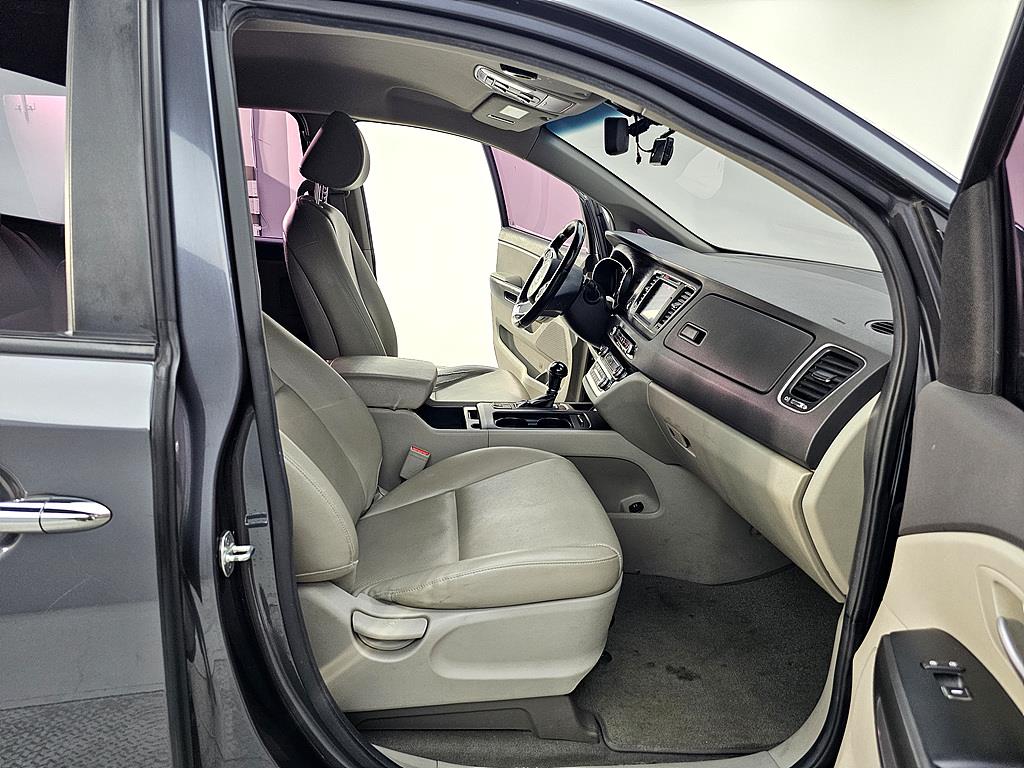 KIA Carnival - Vista 11