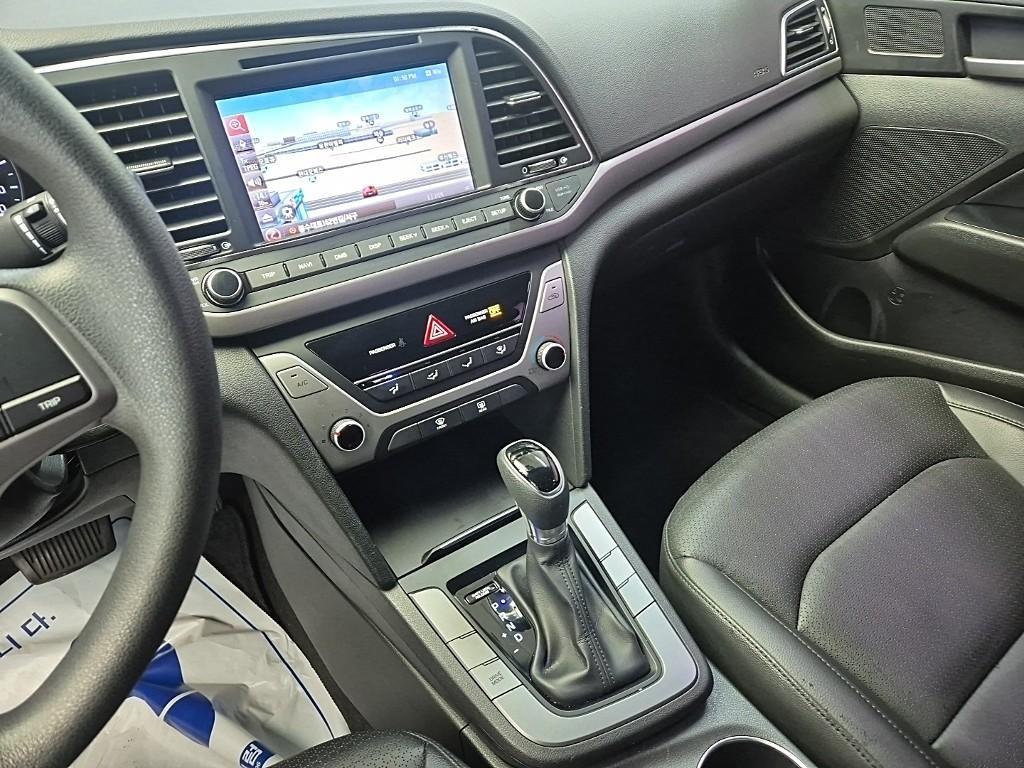 HYUNDAI Avante - Vista 10