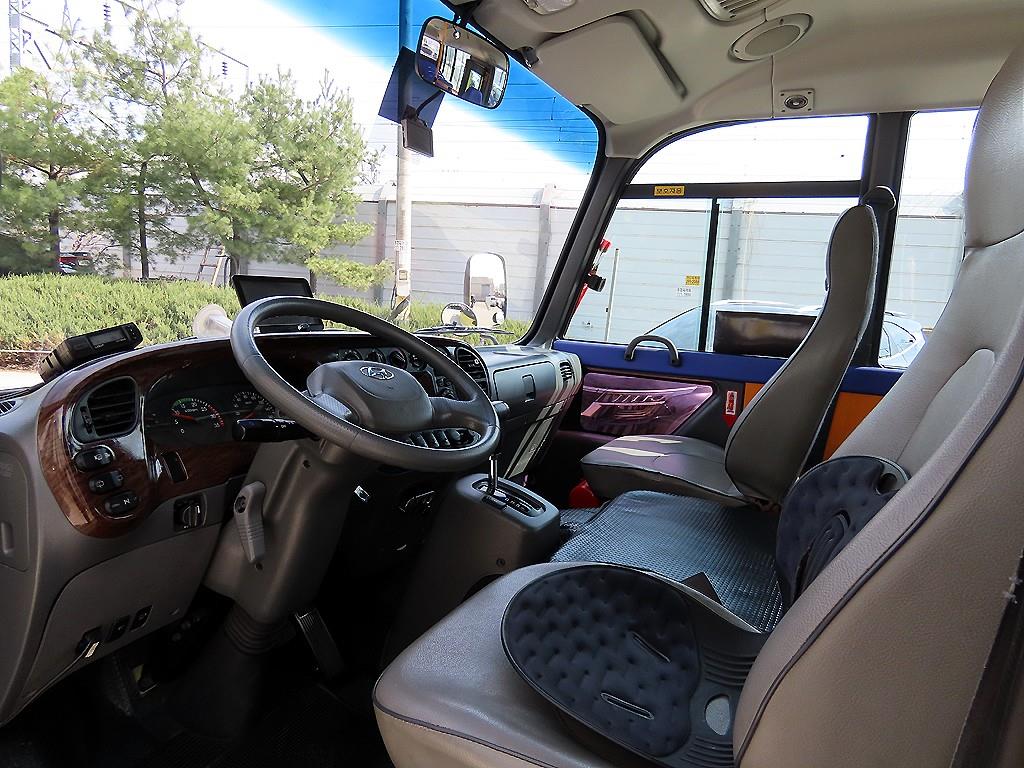 medium and large bus Hyundai bus - Vista 9