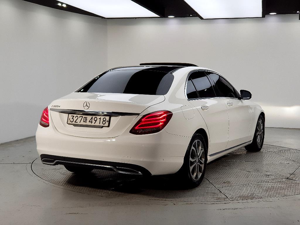 Mercedes Benz C Class - Vista 4