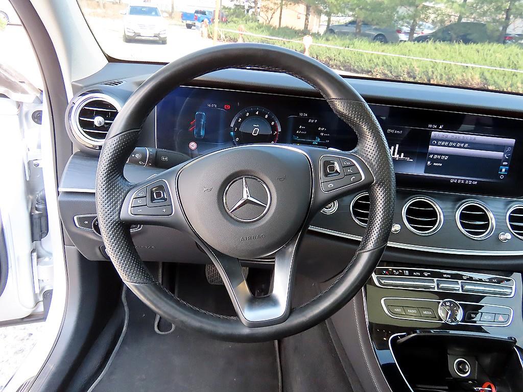 Mercedes Benz E class - Vista 8