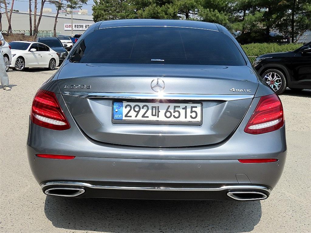 Mercedes Benz E class - Vista 5
