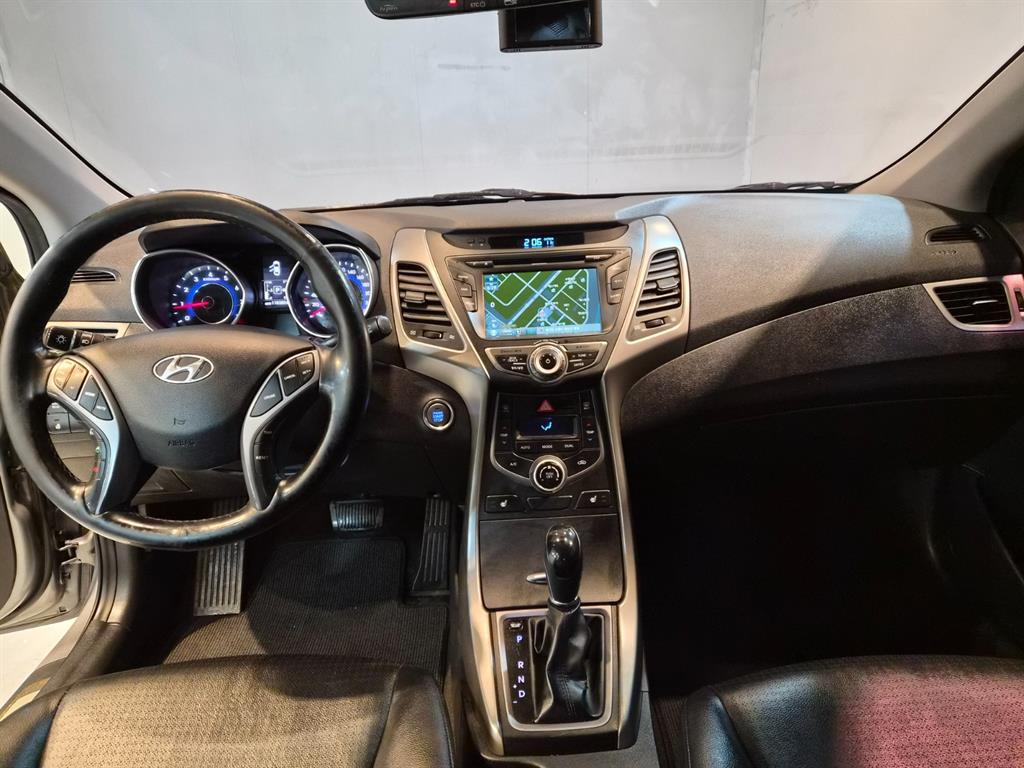 HYUNDAI Avante - Vista 7