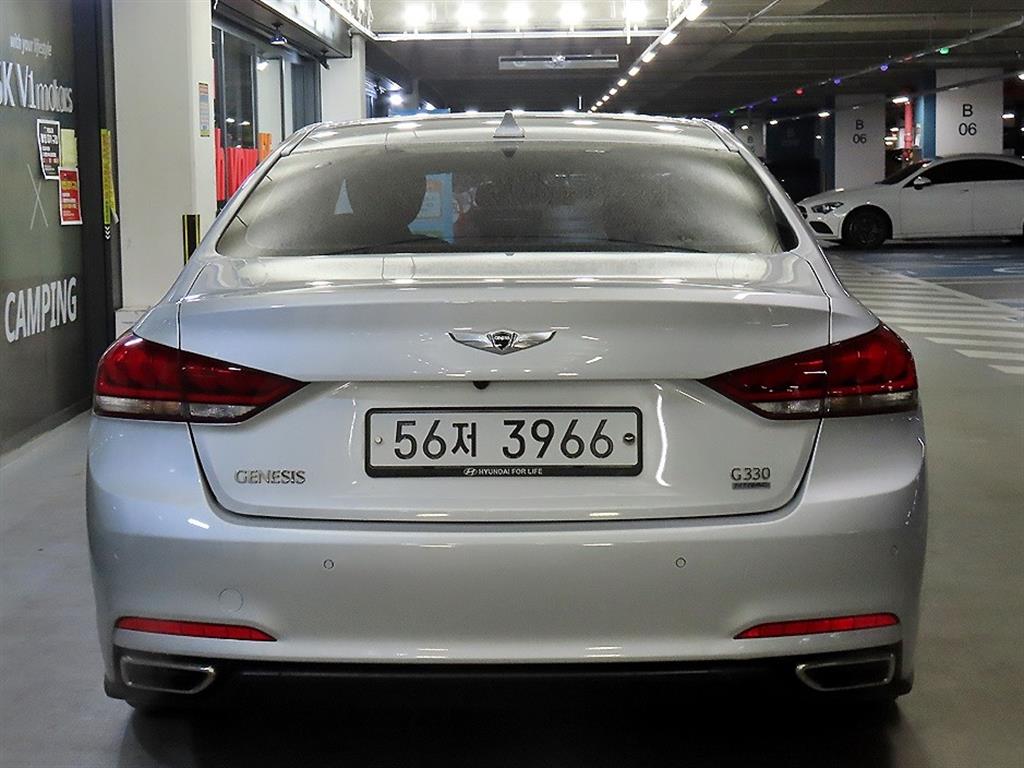 HYUNDAI Genesis - Vista 5