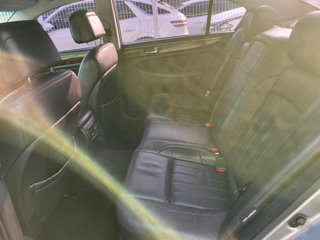 HYUNDAI Genesis - Vista 6