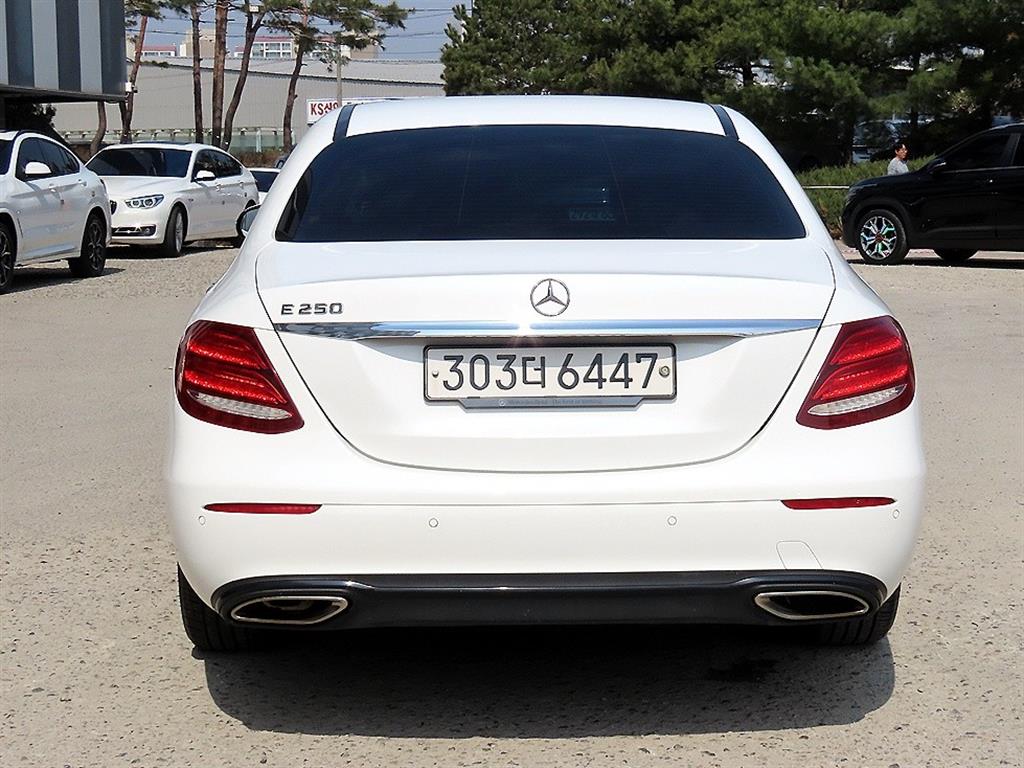 Mercedes Benz E class - Vista 4