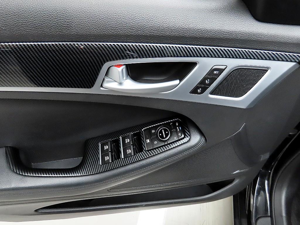 HYUNDAI Genesis - Vista 10