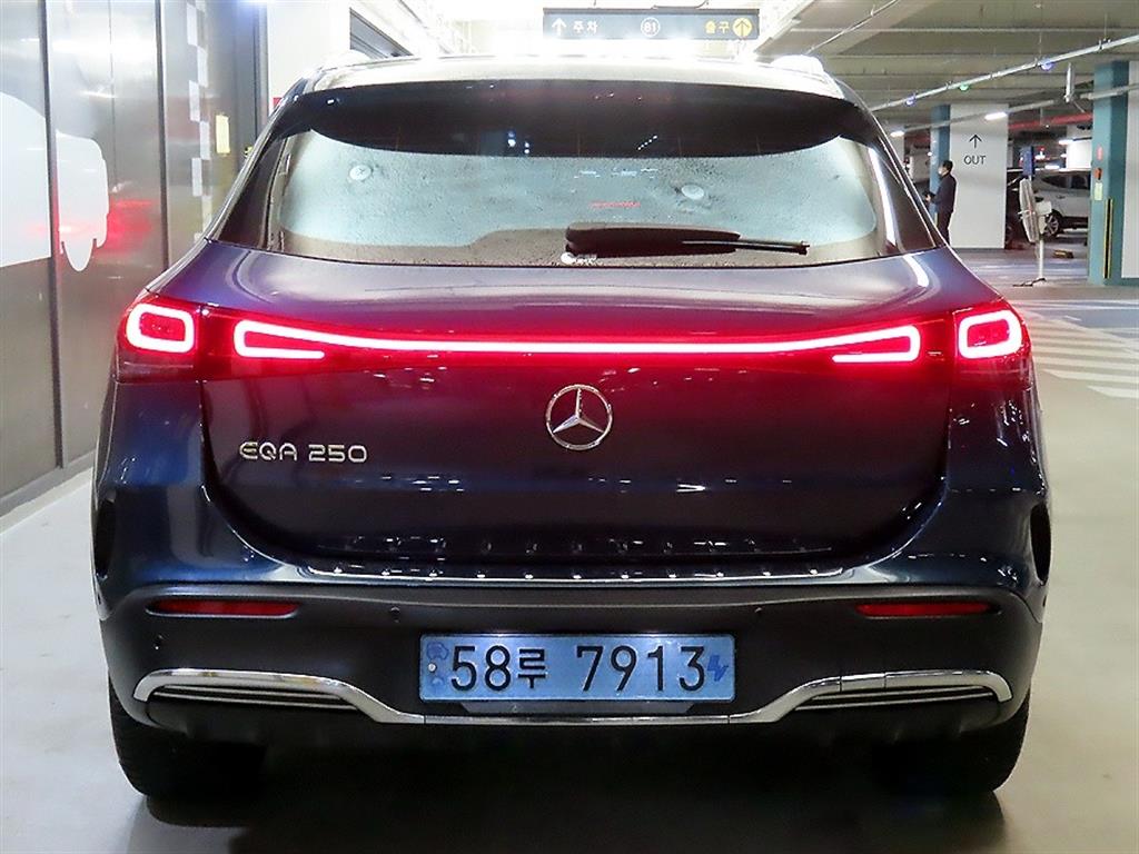 Mercedes Benz EQA - Vista 5