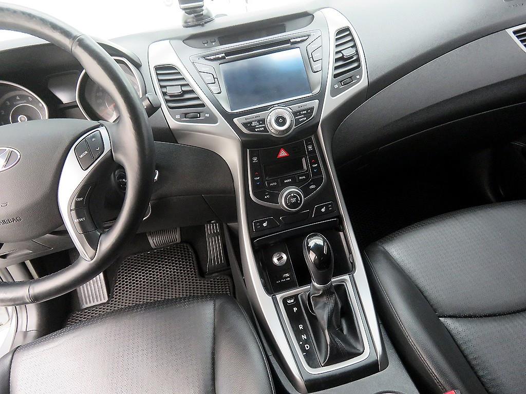 HYUNDAI Avante - Vista 11