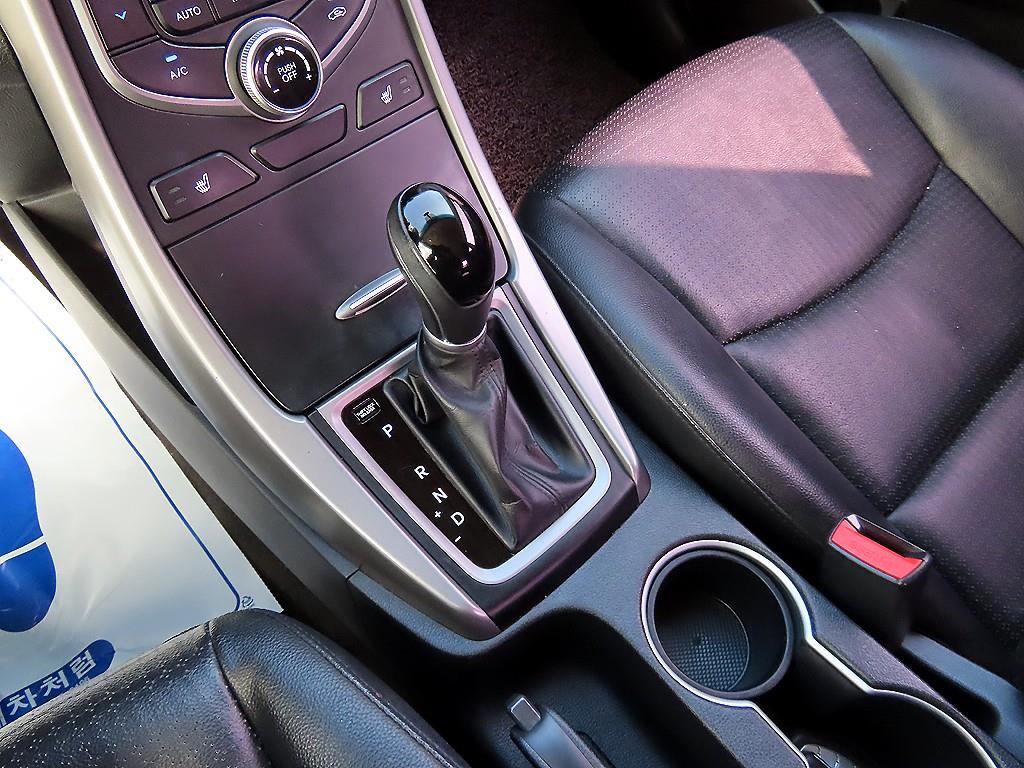 HYUNDAI Avante - Vista 10