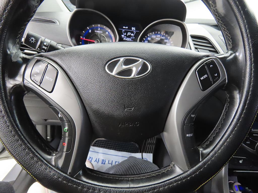HYUNDAI Avante - Vista 10