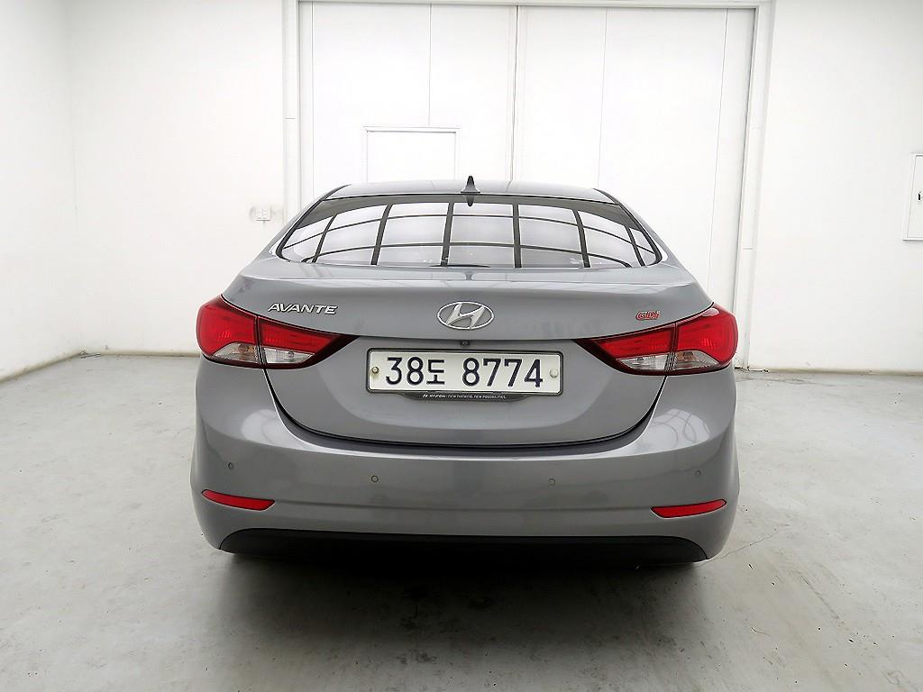 HYUNDAI Avante - Vista 3