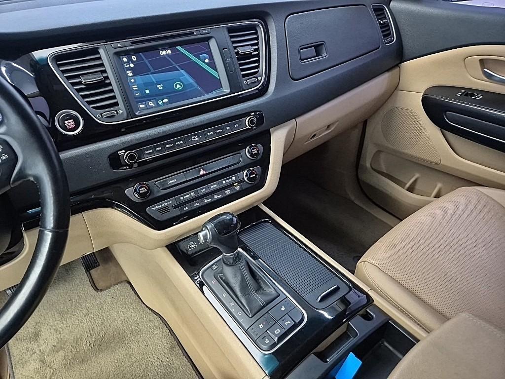 KIA Carnival - Vista 10