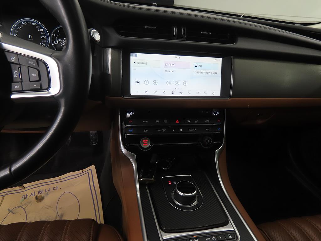 Jaguar XF - Vista 10