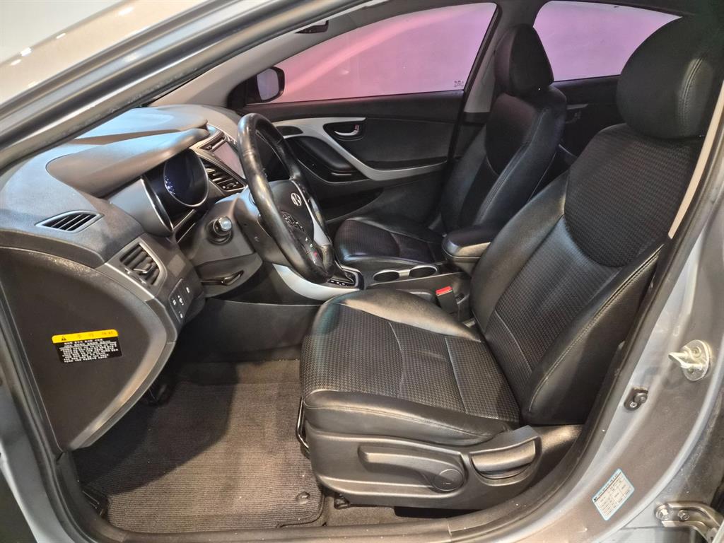 HYUNDAI Avante - Vista 9