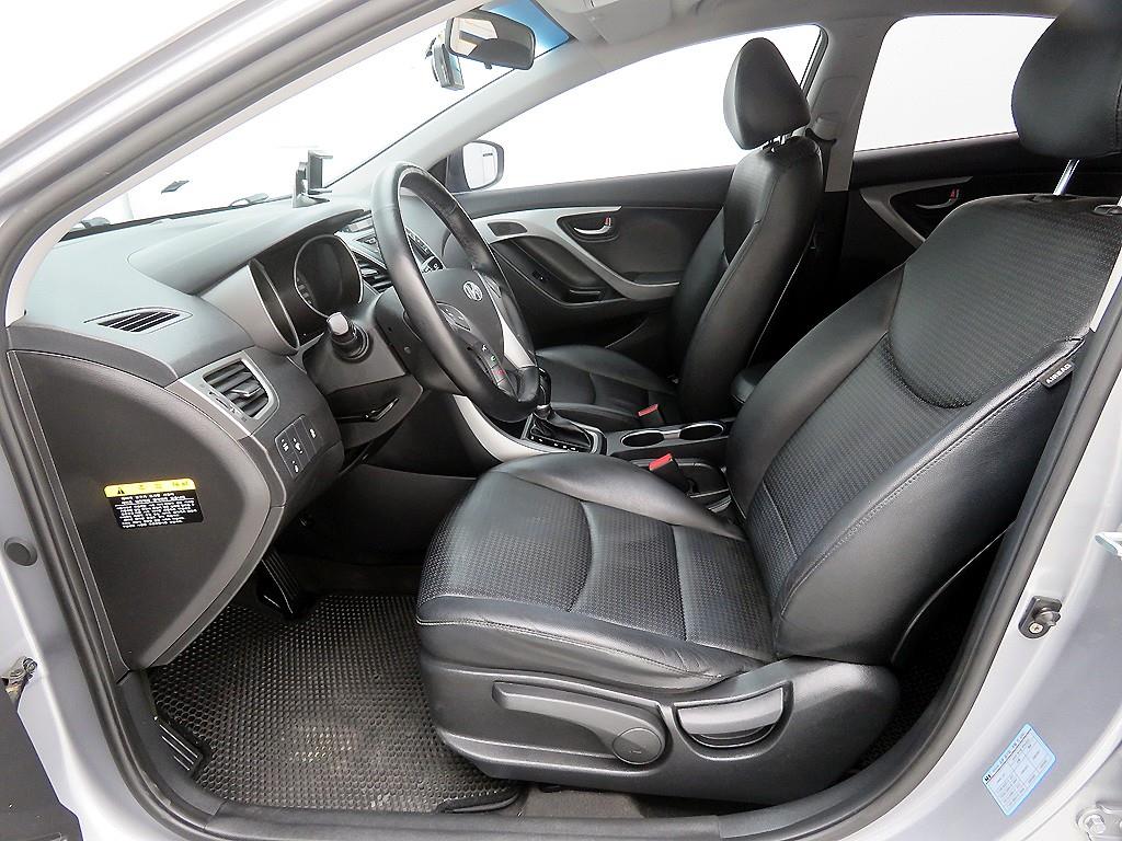 HYUNDAI Avante - Vista 5