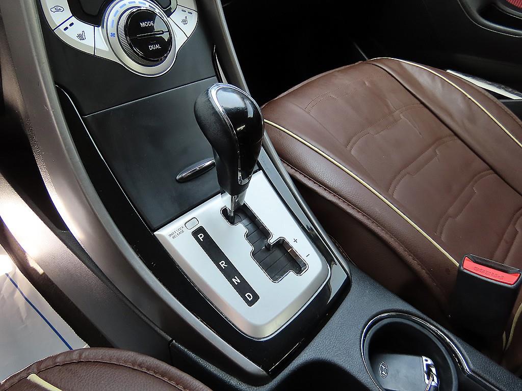 HYUNDAI Avante - Vista 10