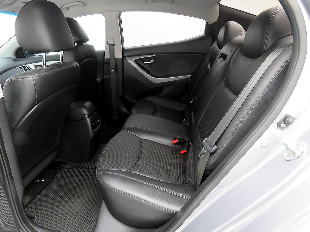 HYUNDAI Avante - Vista 6