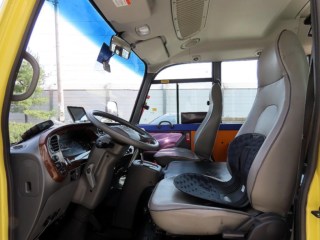 medium and large bus Hyundai bus - Vista 5