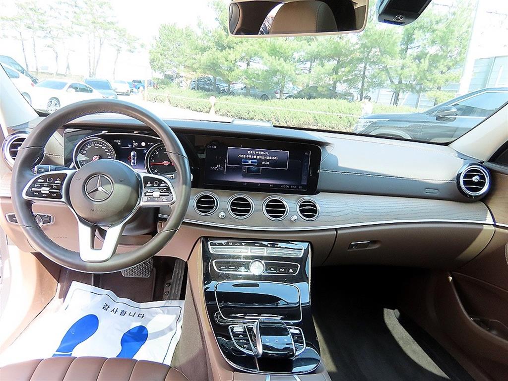 Mercedes Benz E class - Vista 8