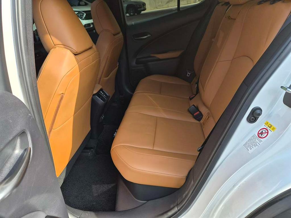Lexus UX - Vista 7