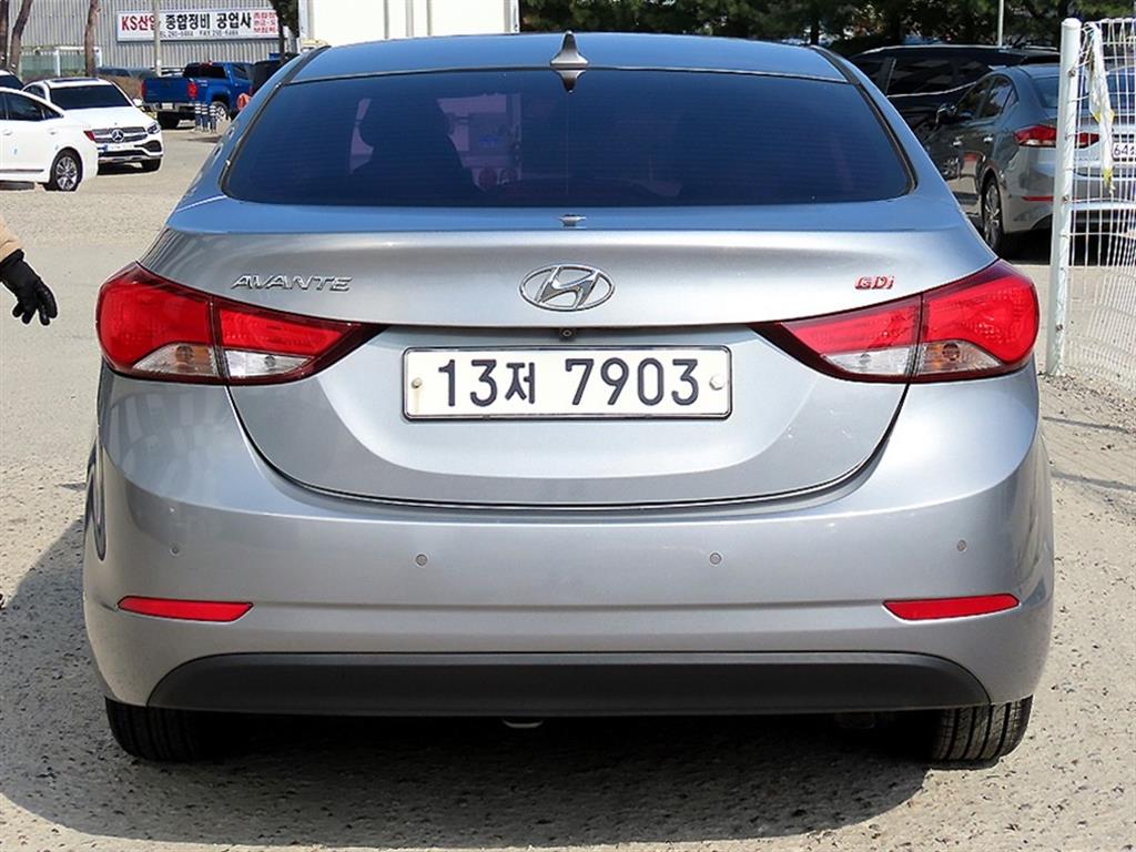 HYUNDAI Avante - Vista 4