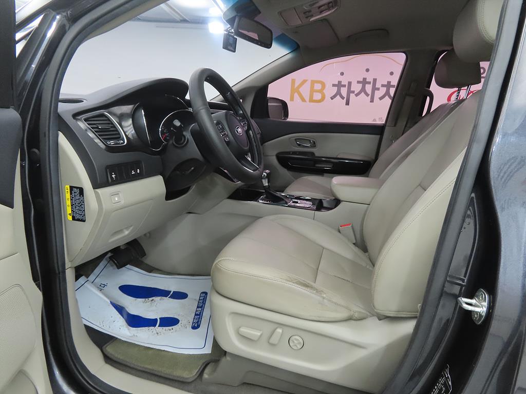 KIA Carnival - Vista 5