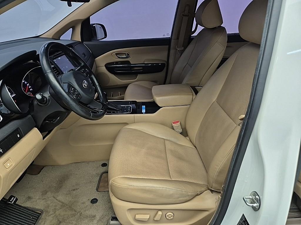 KIA Carnival - Vista 11