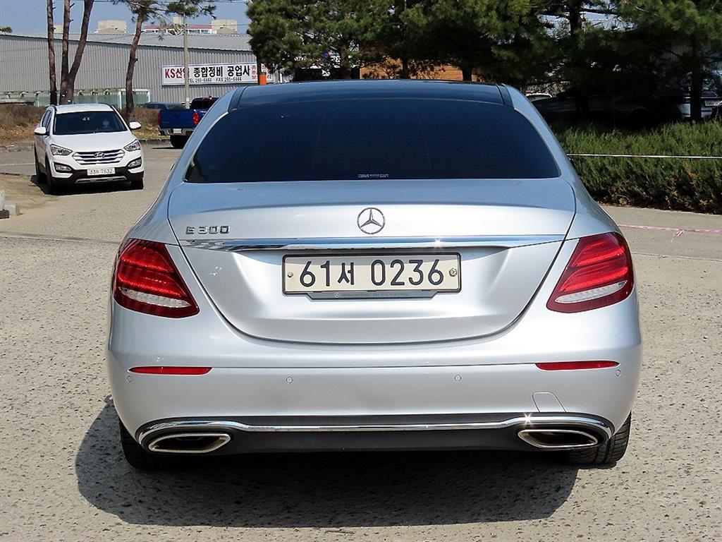 Mercedes Benz E class - Vista 4