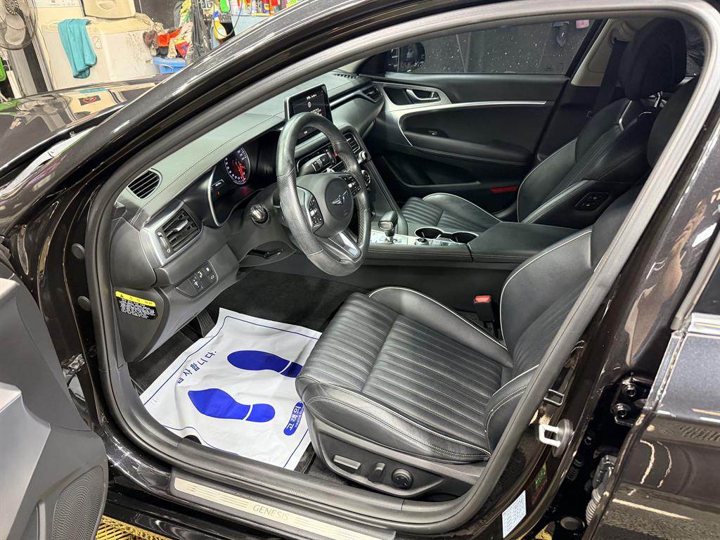 Genesis G70 - Vista 6