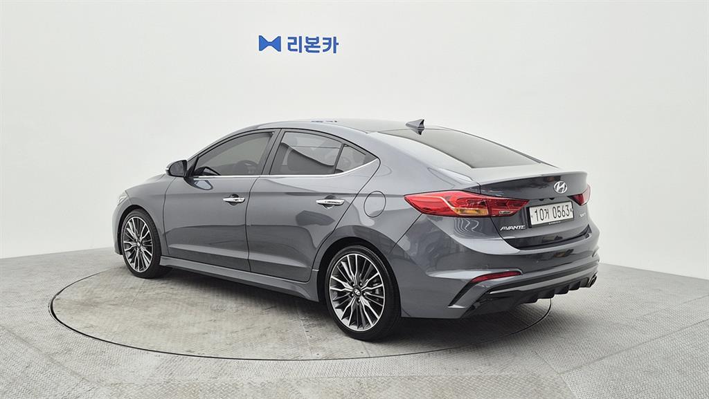 HYUNDAI Avante - Vista 3