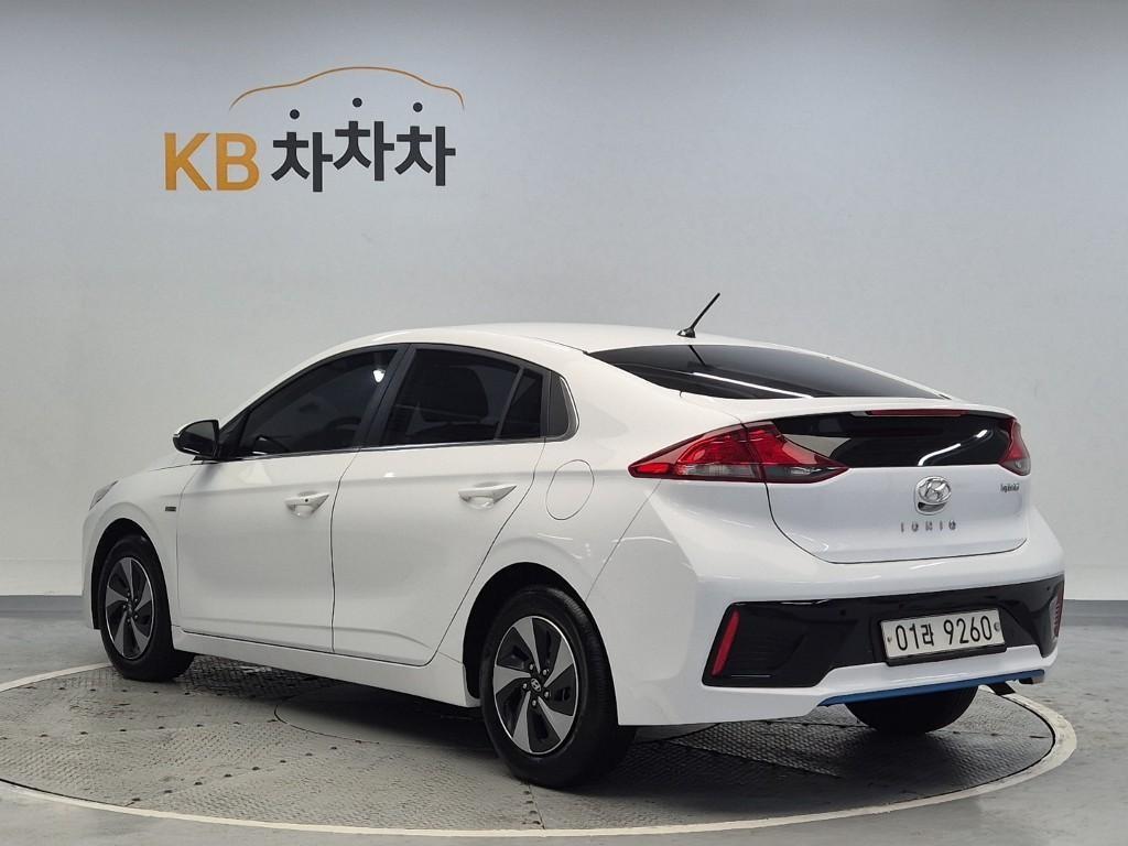 HYUNDAI Ioniq - Vista 4