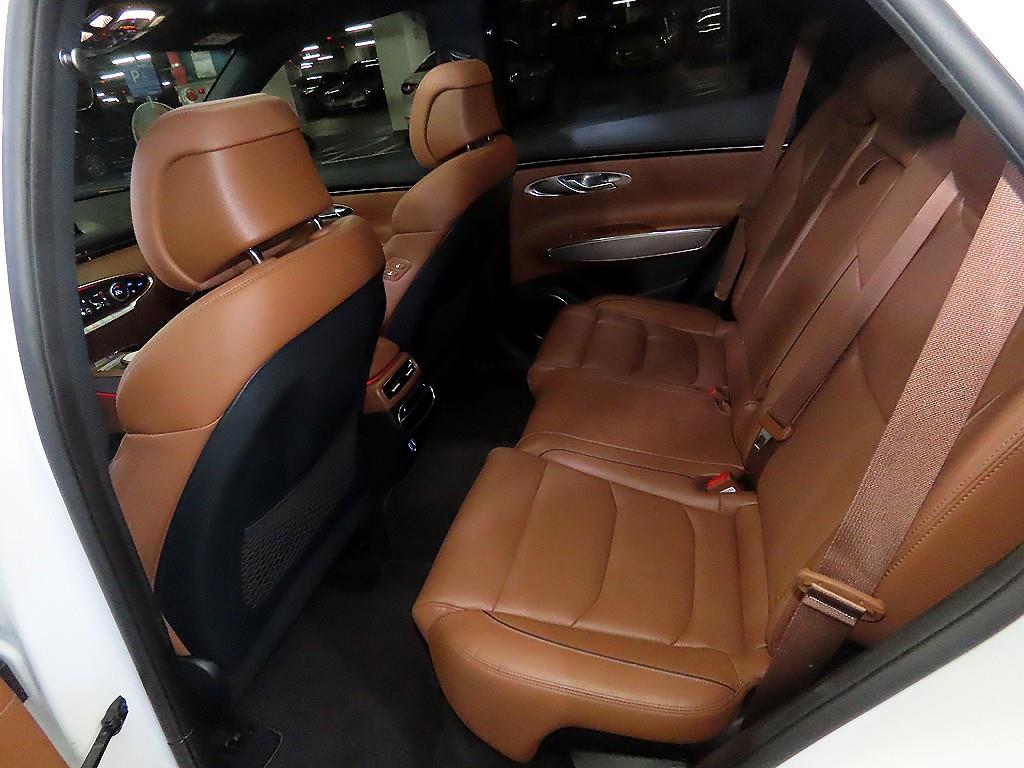 Genesis GV70 - Vista 7