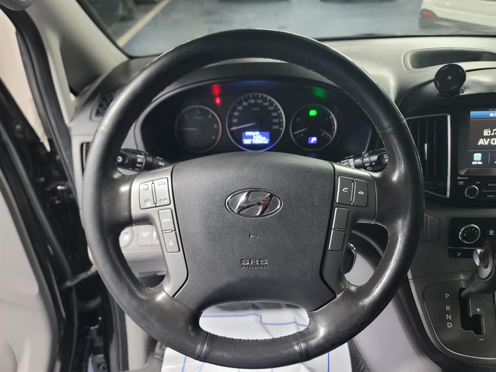 HYUNDAI Starex - Vista 10