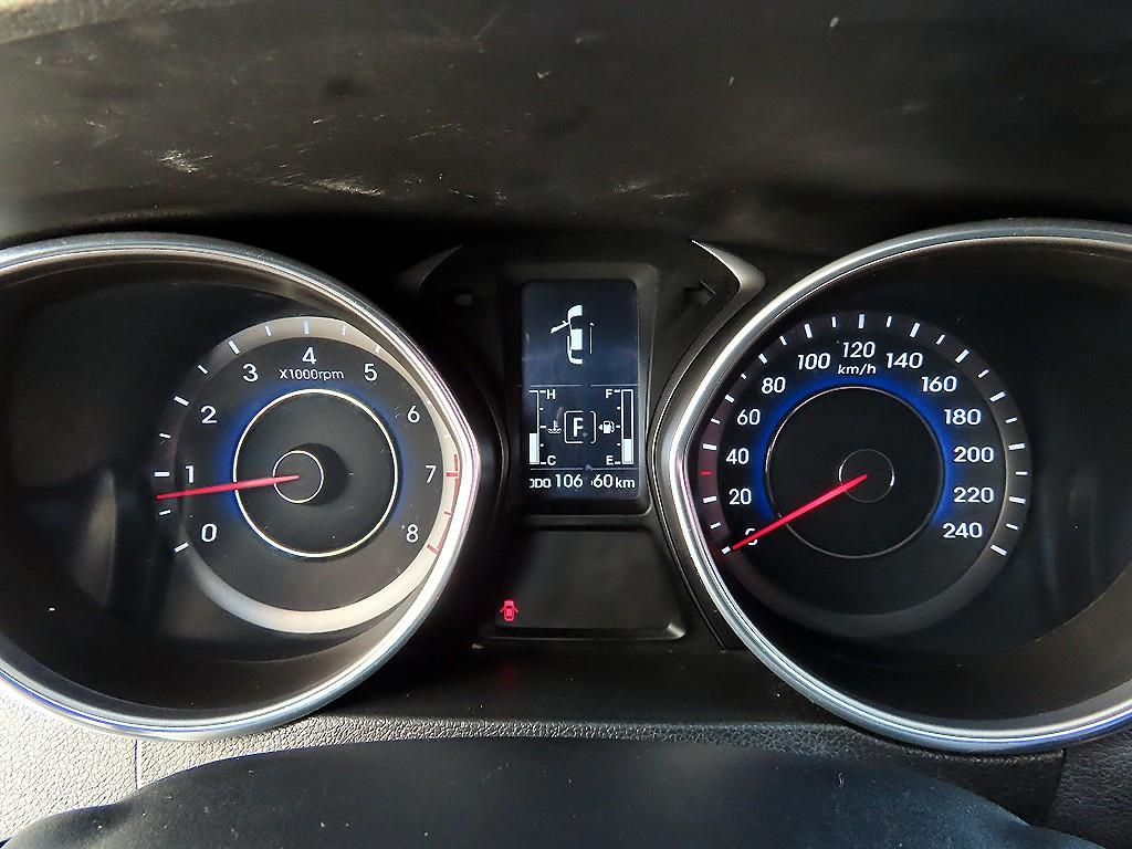 HYUNDAI Avante - Vista 9