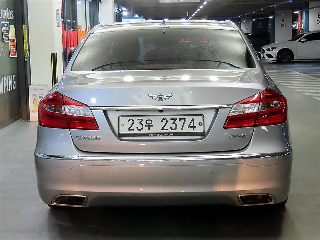 HYUNDAI Genesis - Vista 5