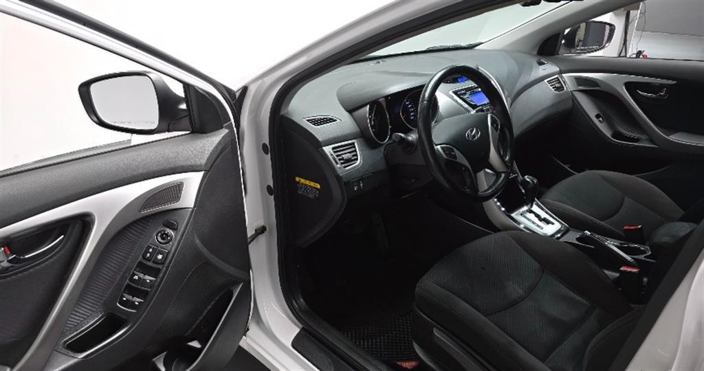 HYUNDAI Avante - Vista 10