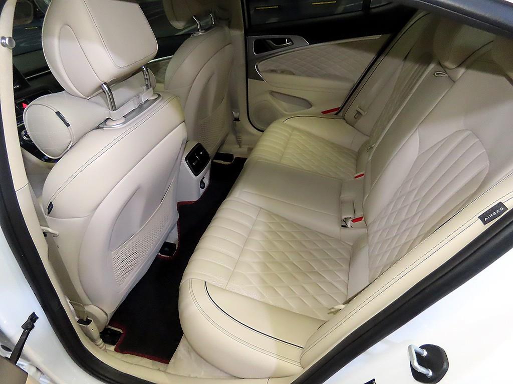 Genesis G70 - Vista 8