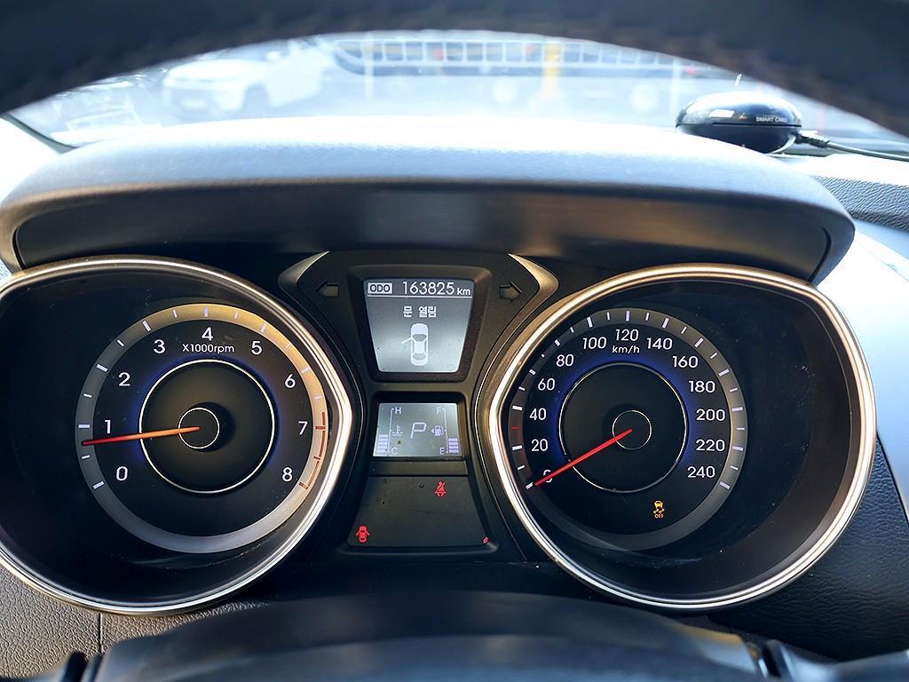 HYUNDAI Avante - Vista 11