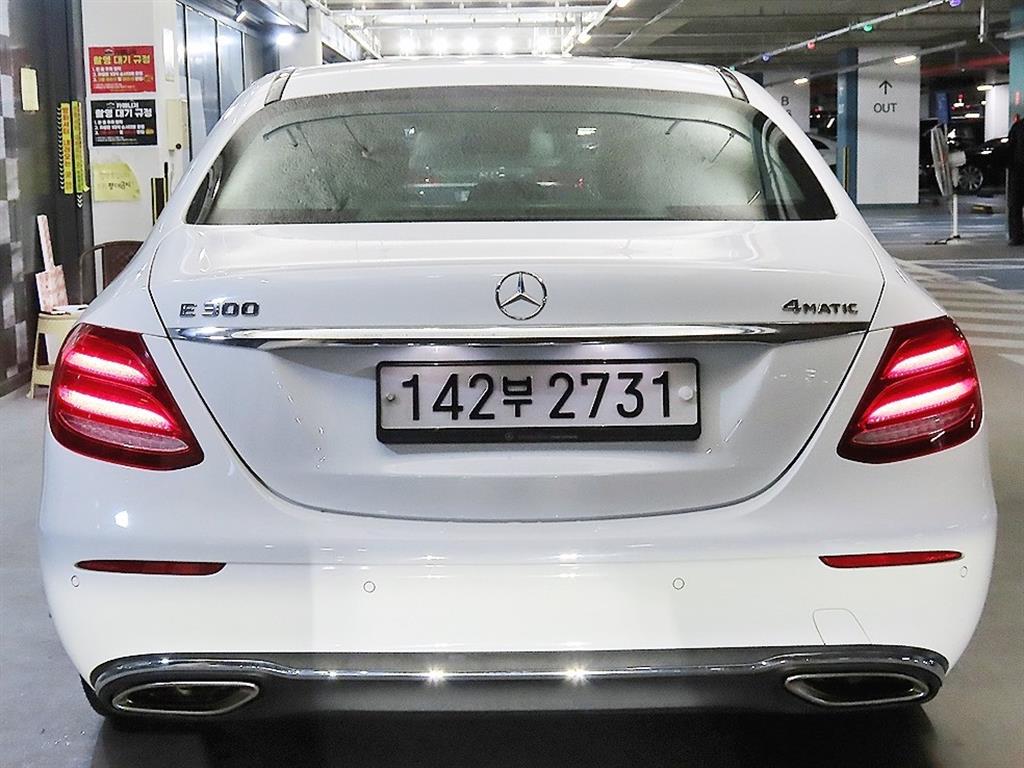 Mercedes Benz E class - Vista 5