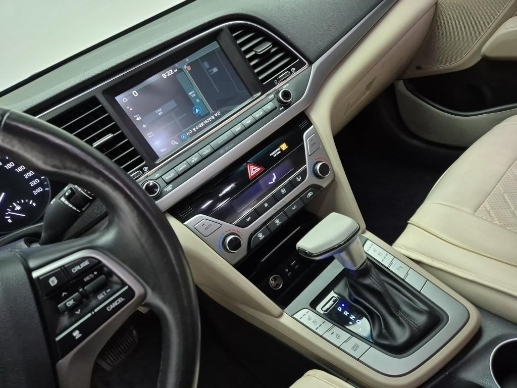 HYUNDAI Avante - Vista 10