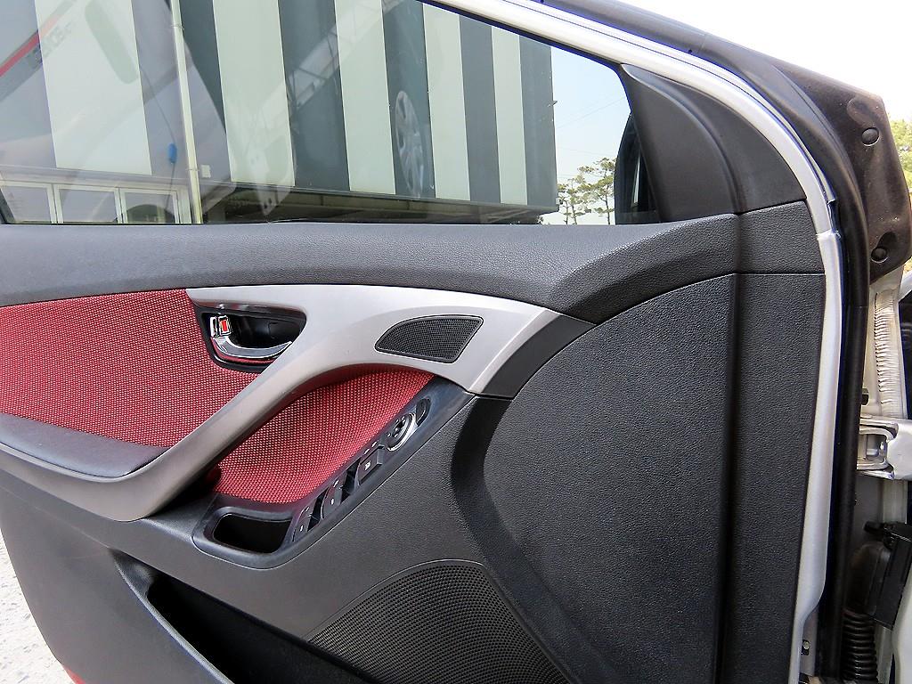 HYUNDAI Avante - Vista 11