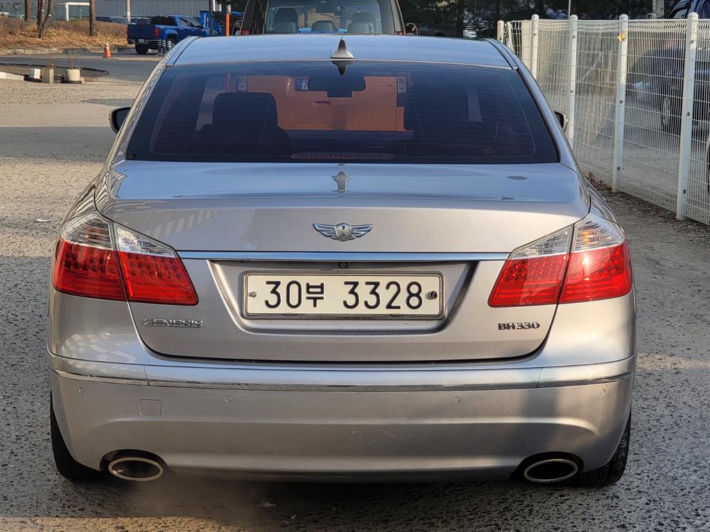 HYUNDAI Genesis - Vista 4