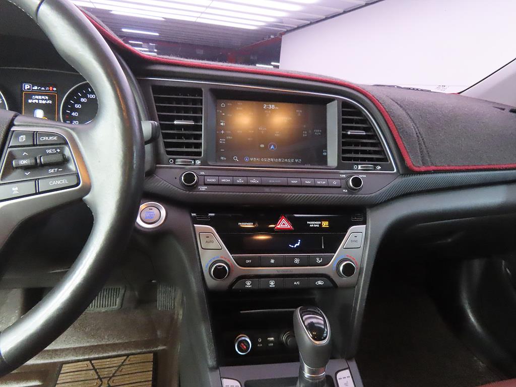 HYUNDAI Avante - Vista 10