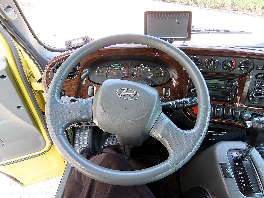 medium and large bus Hyundai bus - Vista 10