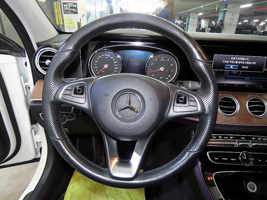 Mercedes Benz E class - Vista 8