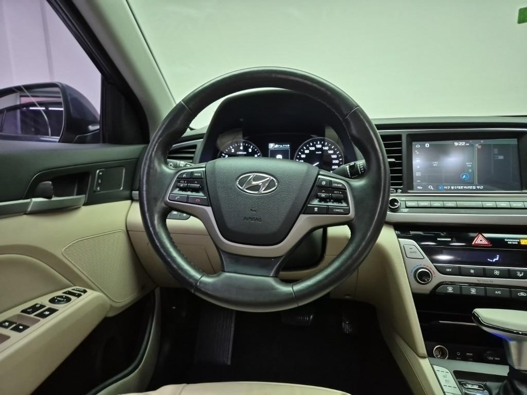 HYUNDAI Avante - Vista 9